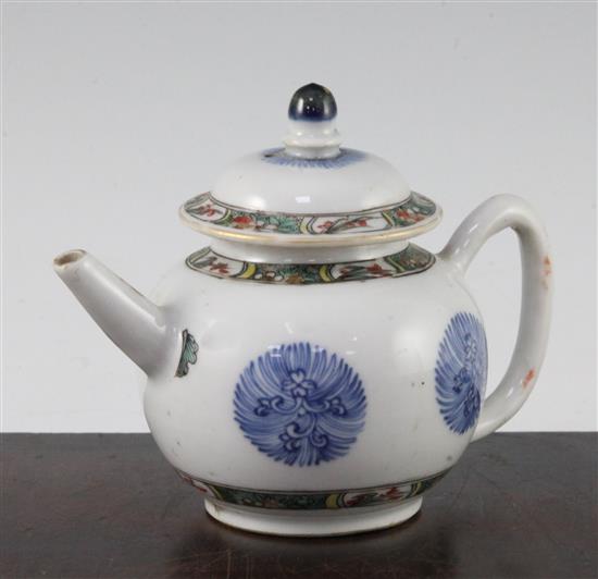 A Chinese famille verte and underglaze blue teapot and cover, Kangxi period, 12cm